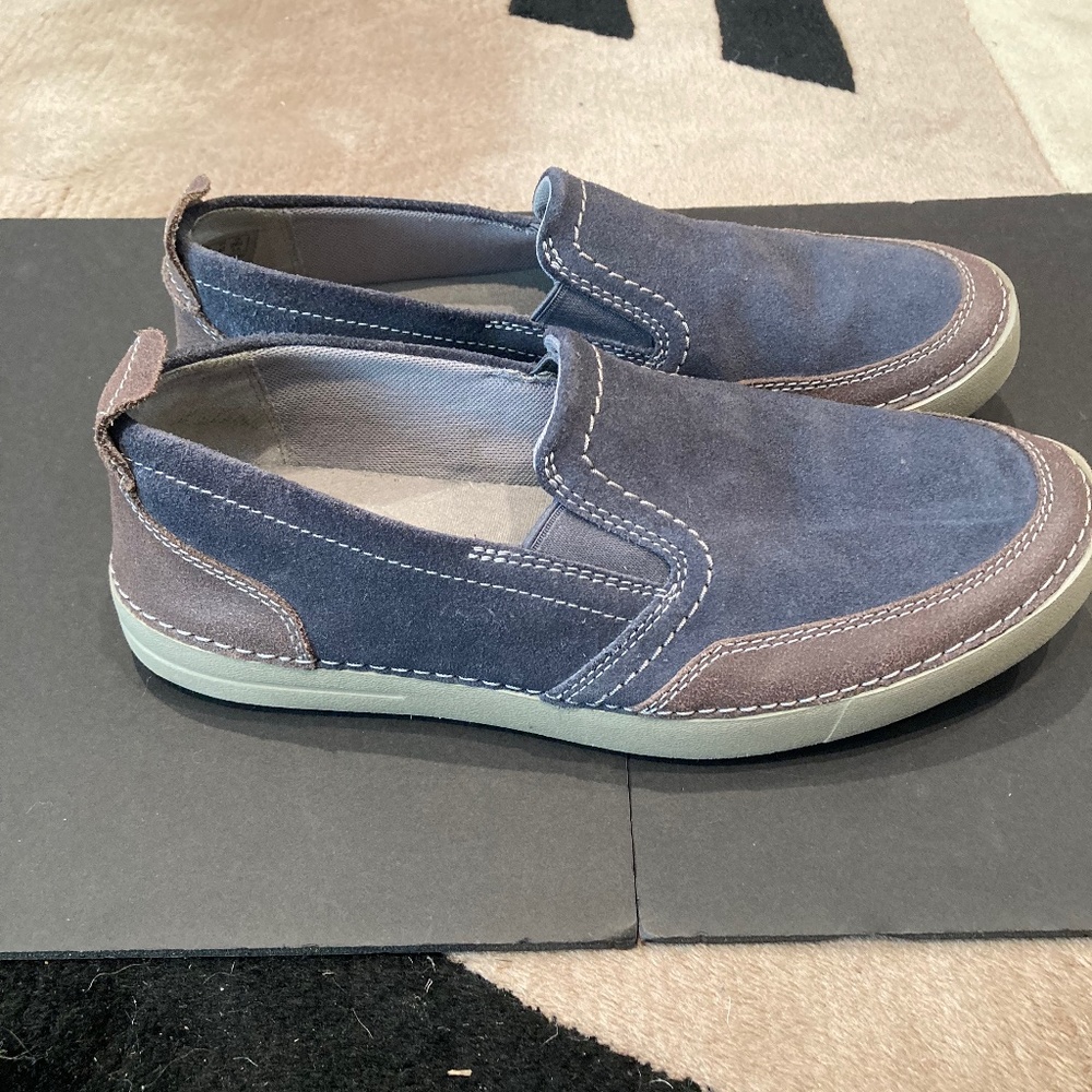 Men’s Clarks slip-on loafers size 9.